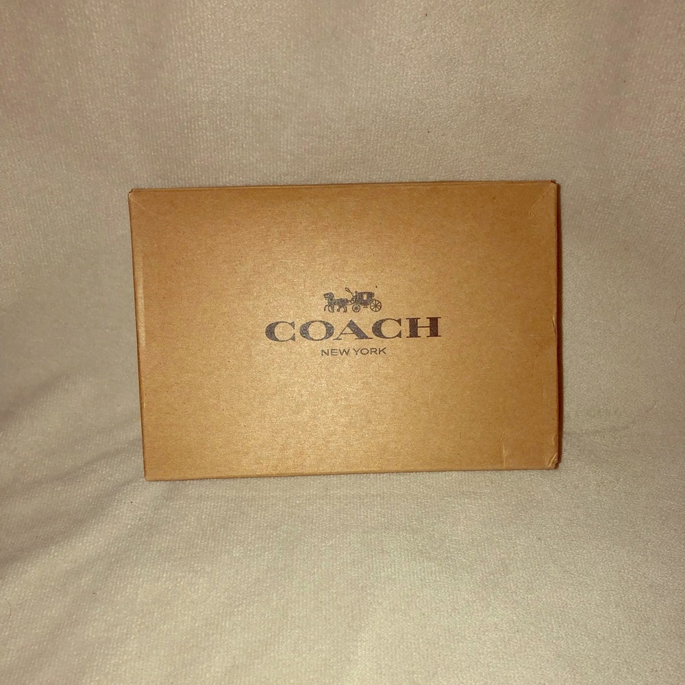 I’m selling a coach wristlet